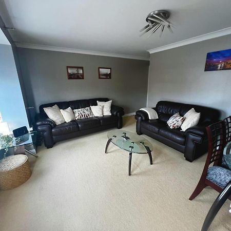 Majestic, Modern & Spacious Harbour-View Apartment With Parking 휫비 외부 사진