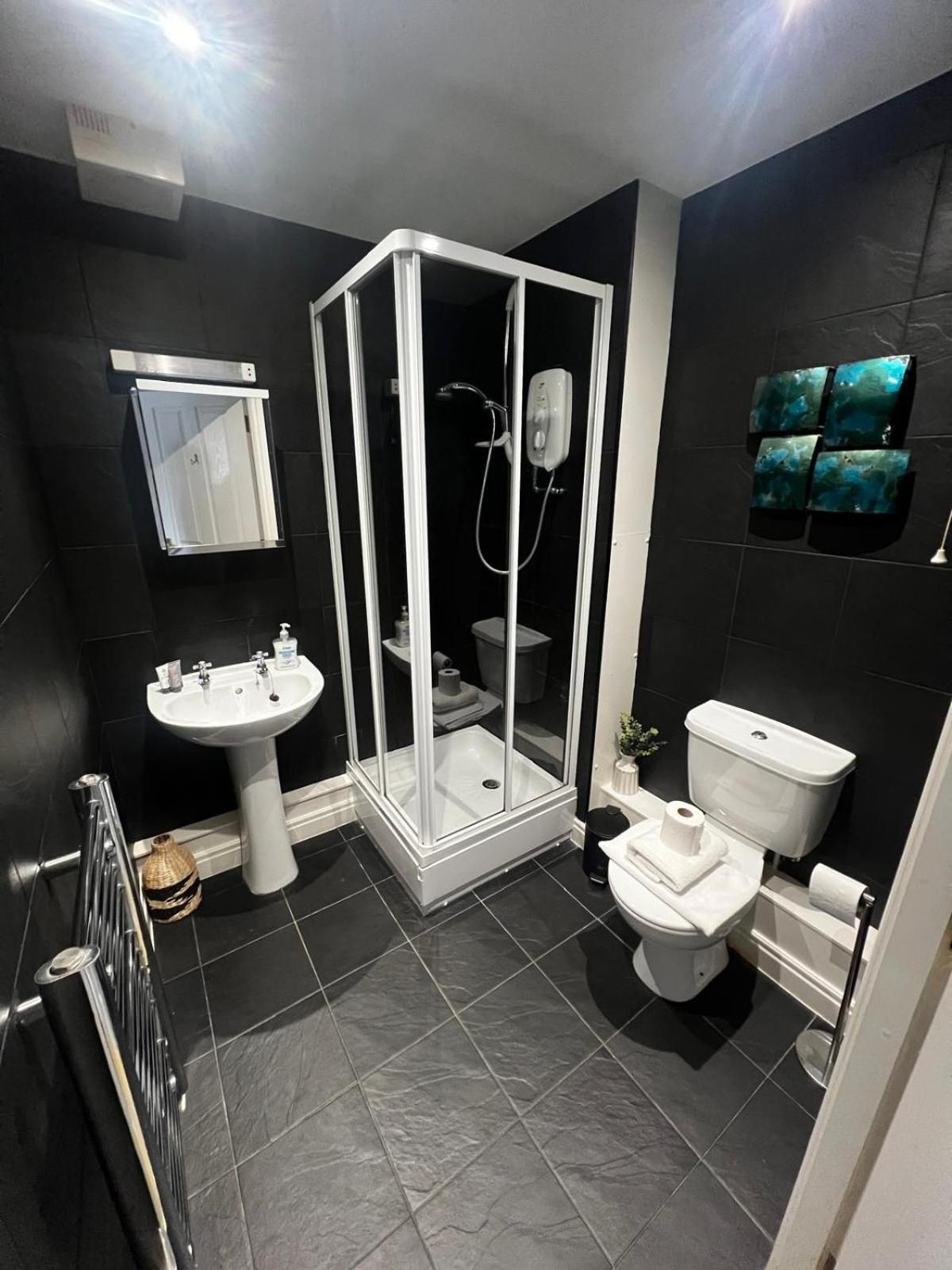 Majestic, Modern & Spacious Harbour-View Apartment With Parking 휫비 외부 사진