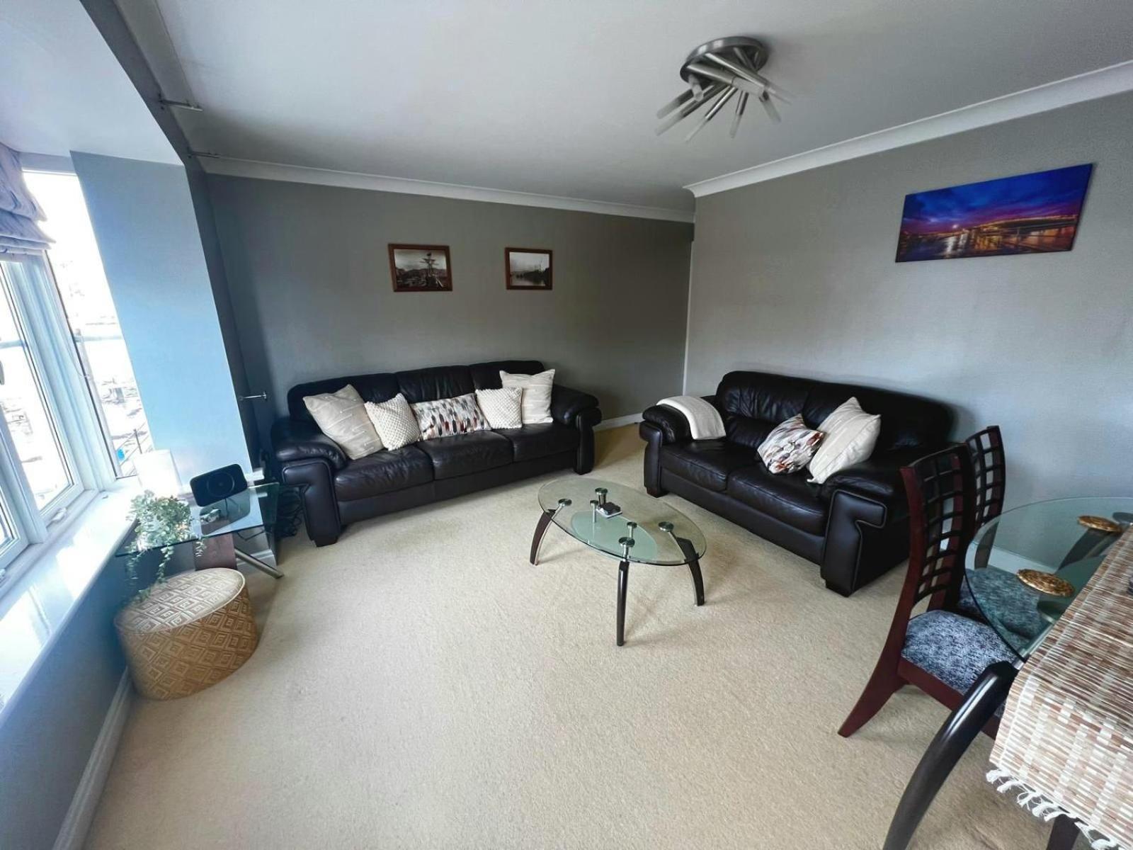 Majestic, Modern & Spacious Harbour-View Apartment With Parking 휫비 외부 사진