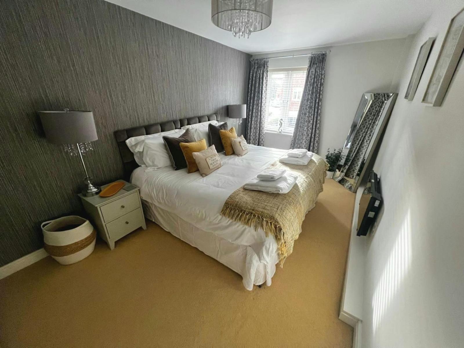 Majestic, Modern & Spacious Harbour-View Apartment With Parking 휫비 외부 사진