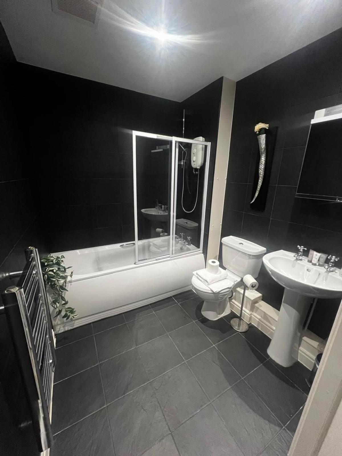 Majestic, Modern & Spacious Harbour-View Apartment With Parking 휫비 외부 사진