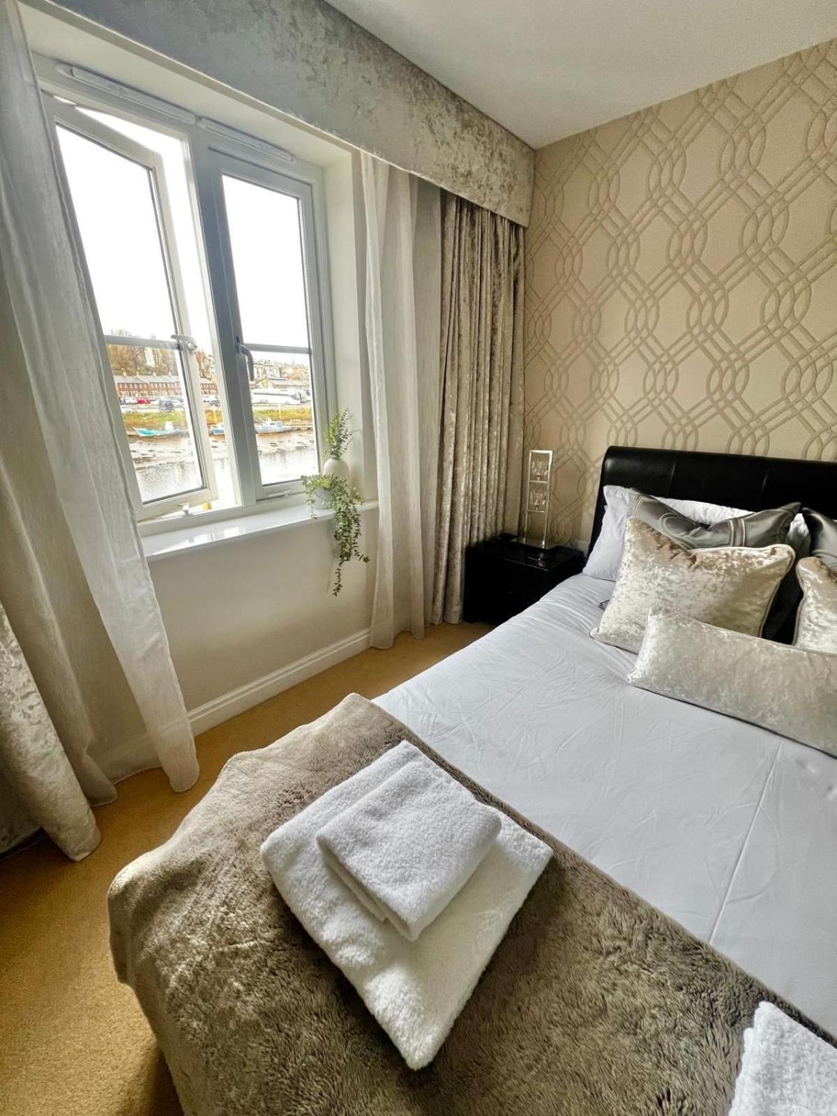Majestic, Modern & Spacious Harbour-View Apartment With Parking 휫비 외부 사진