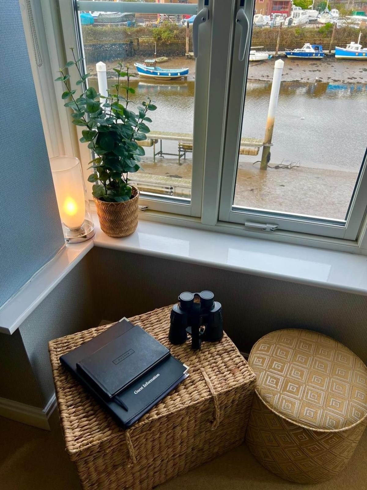 Majestic, Modern & Spacious Harbour-View Apartment With Parking 휫비 외부 사진