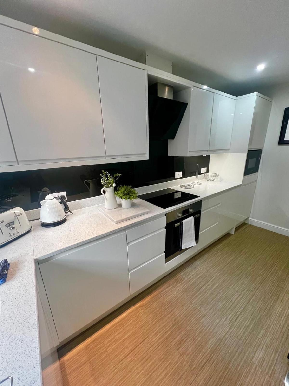 Majestic, Modern & Spacious Harbour-View Apartment With Parking 휫비 외부 사진